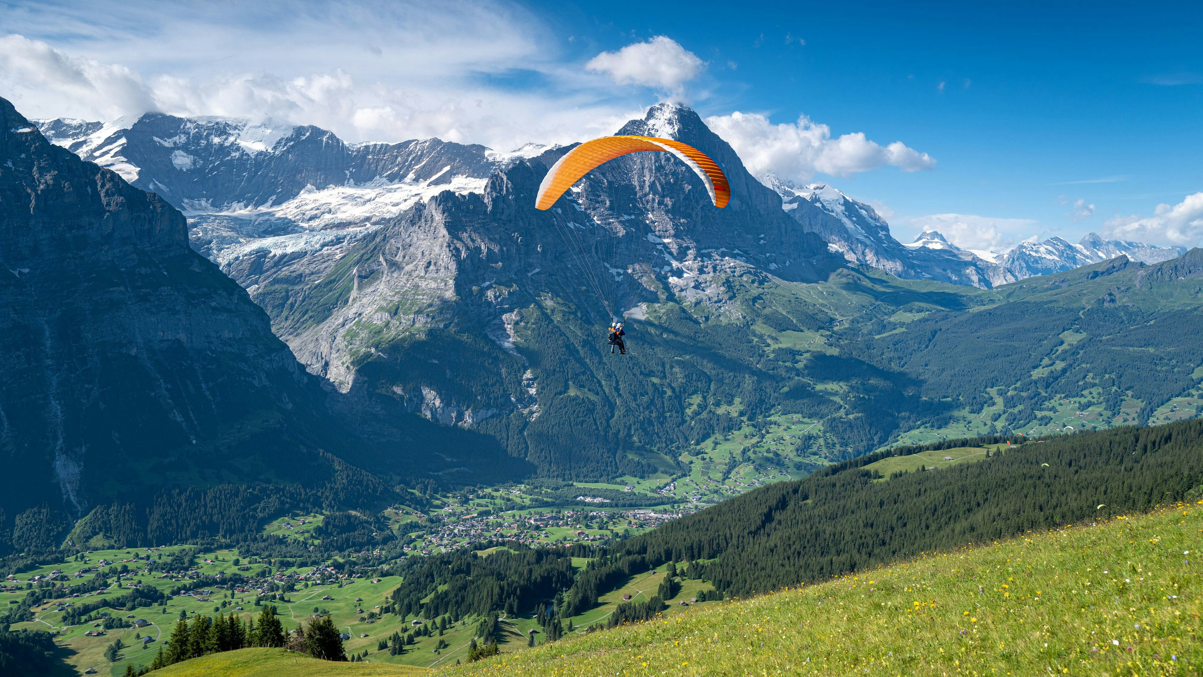 in 29-jähriger Paragleiter ist in Fulpmes, nach dem Versuch ein Flugmanöver durchzuführen, gegen eine Hausmauer geprallt. 