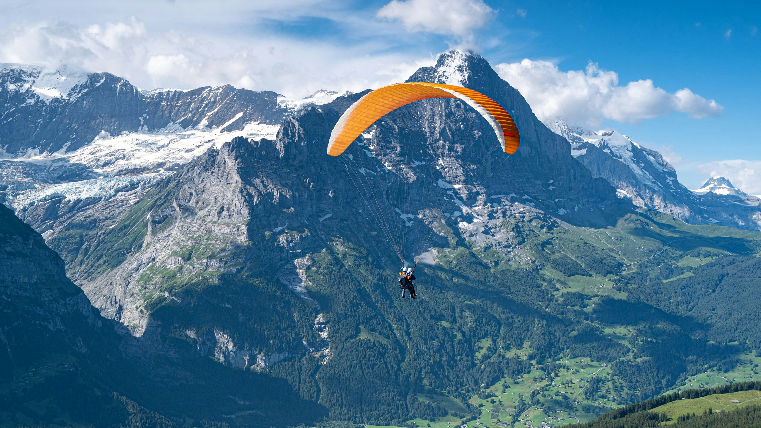 in 29-jähriger Paragleiter ist in Fulpmes, nach dem Versuch ein Flugmanöver durchzuführen, gegen eine Hausmauer geprallt. 