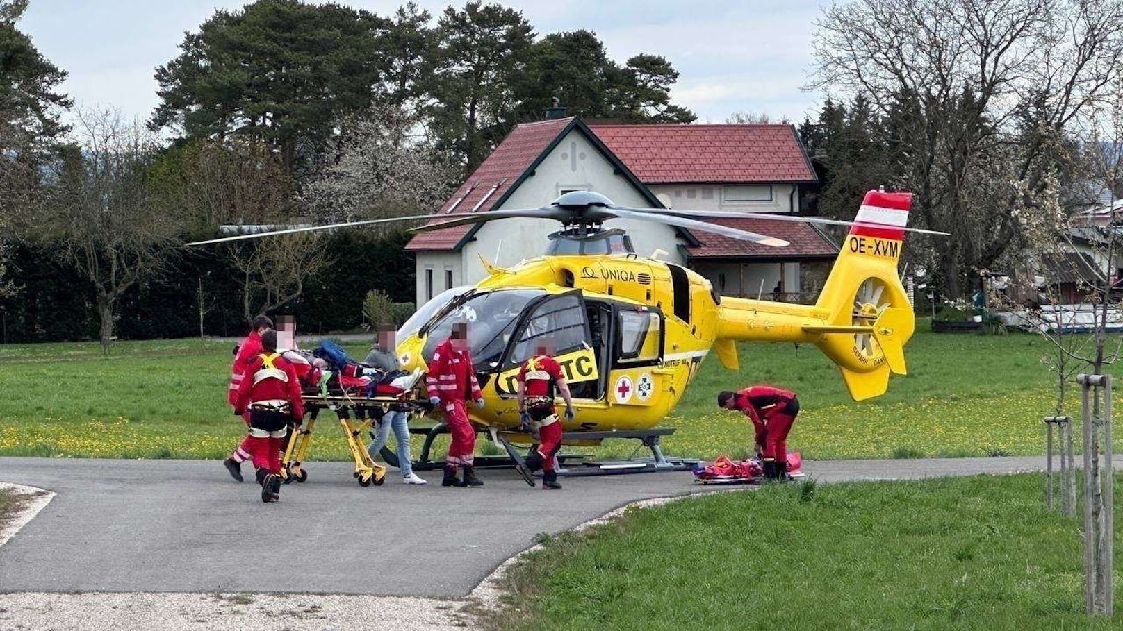 ... mit dem Rettungshubschrauber ins Spital geflogen werden.