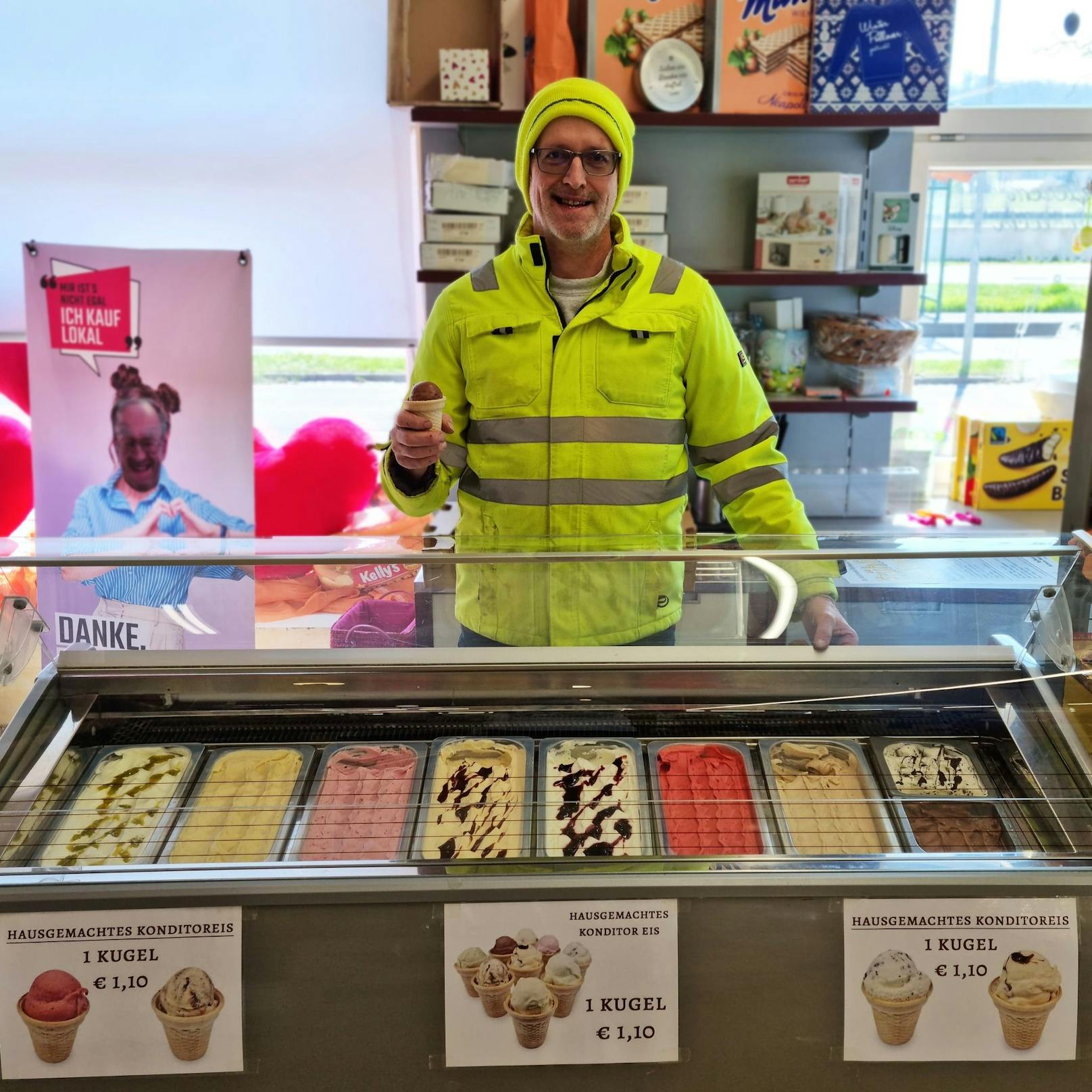 Eis mit Winterhaube genießen! Bei Familie Lechner in Marbach kostet die Kugel 1,10 Euro.