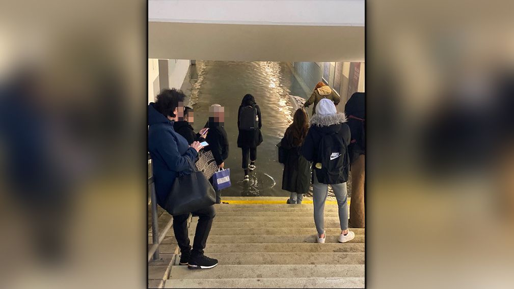 Land unter in ÖBB-Station! Bahnsteig steht unter Wasser