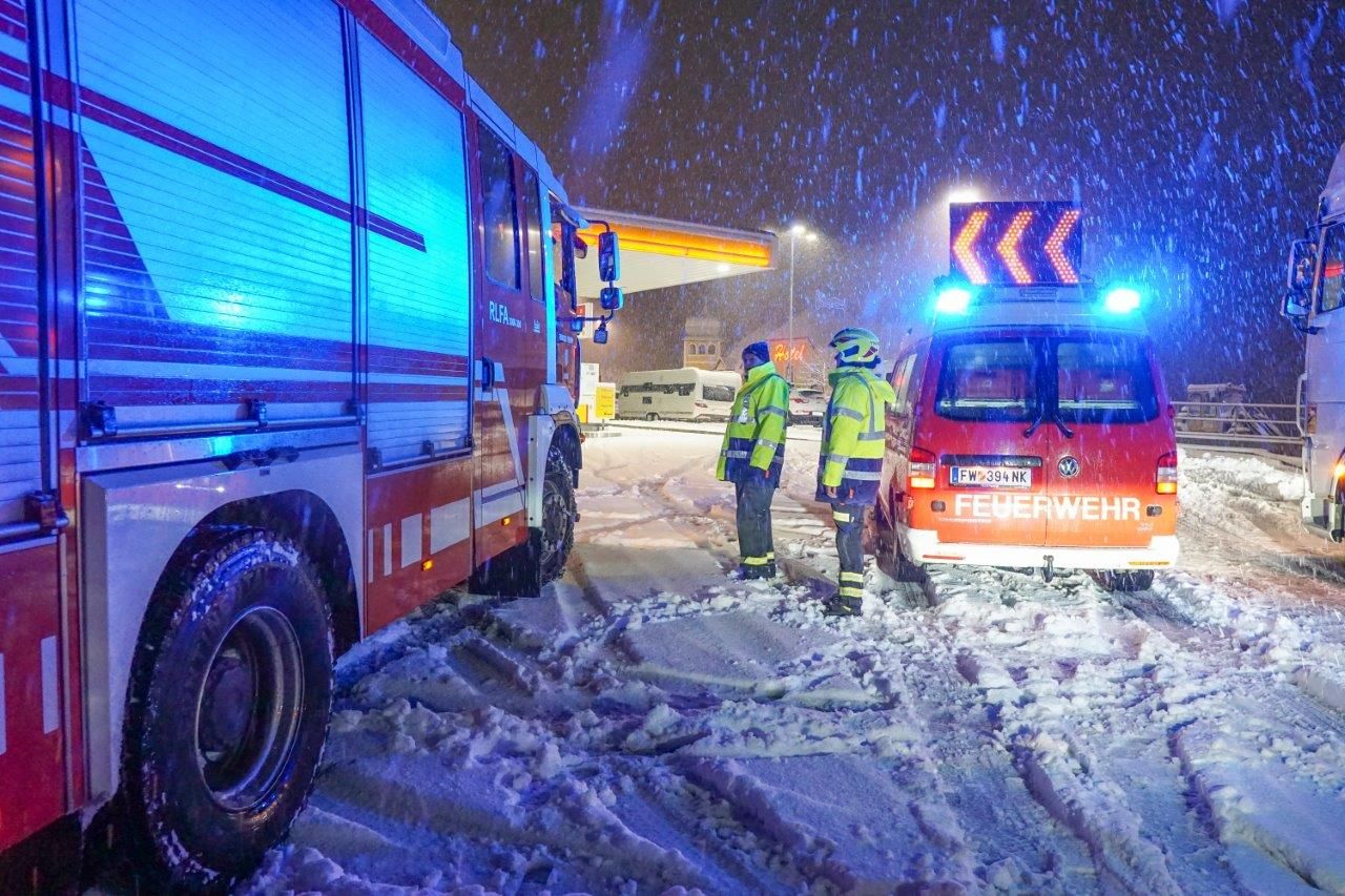 Wintereinbruch auf der A2 im Wechsel-Gebiet.