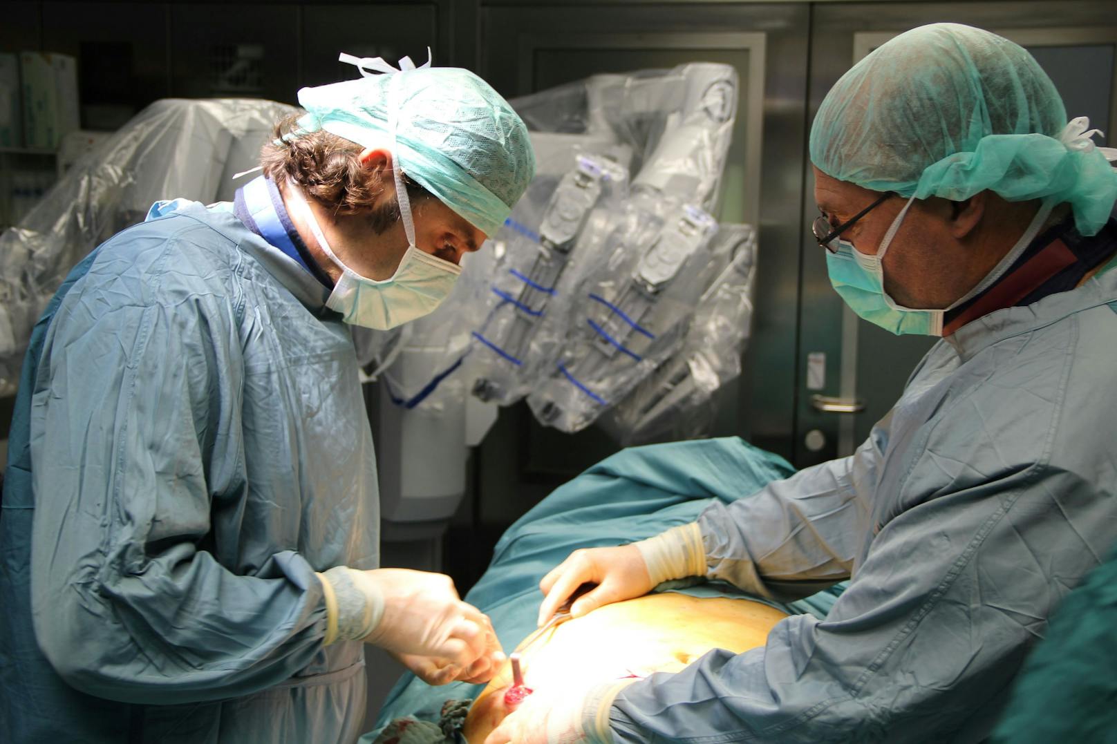 Oberarzt Dr. Bojidar Kassabov (links im Bild) setzte mit der Operation einer komplexen Hufeisenniere einen Meilenstein in der robotergestützten Chirurgie.
