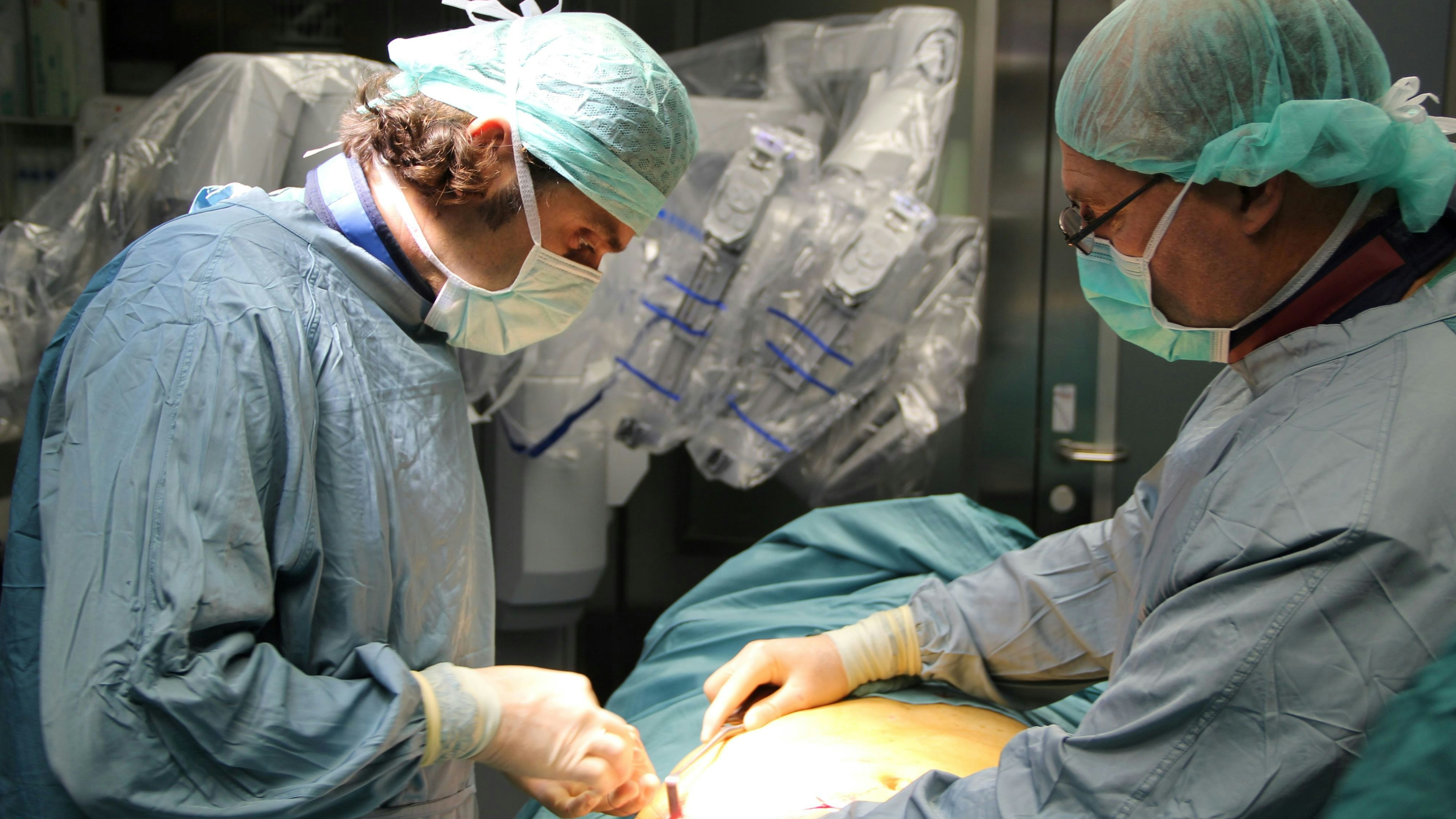 Diese weltweit erstmals durchgeführte Nieren-OP-Technik fand 2023 im LK Wiener Neustadt statt.