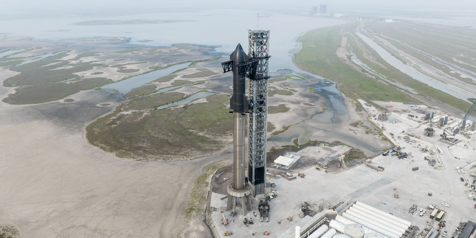 Elon Musks "Starship" wäre mit 7590 Tonnen Schub die leistungsstärkste Rakete, die bislang den Weltraum erreicht hätte.