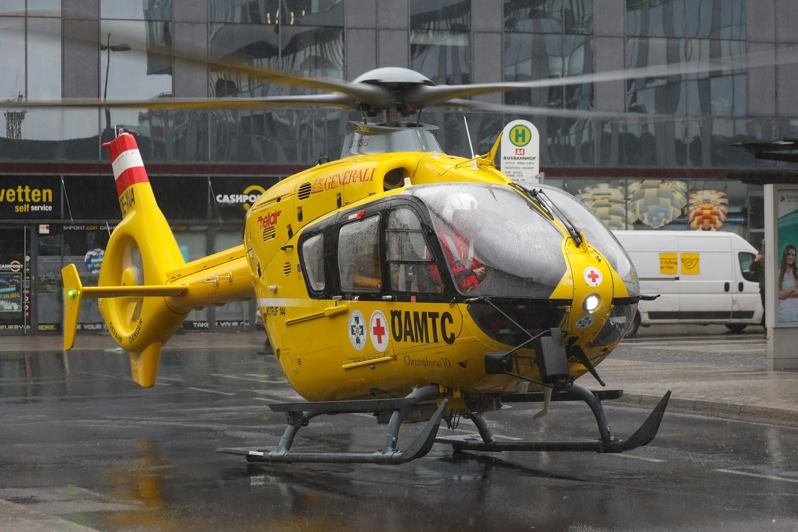 In Wels musste der Rettungshelikopter landen.