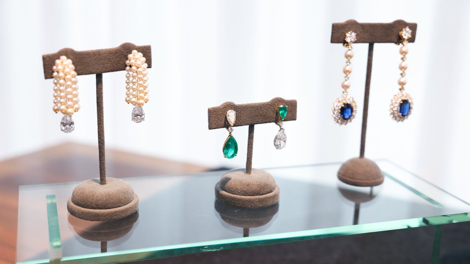In der Heidi Horten Collection in Wien gibt es am 15.4. und am 16.4. Schmuckstücke wie die Köchert Perlen- und Diamantenohrringe zu sehen. Der Schätzwert liegt zwischen 254.000 Euro und 457.000 Euro.