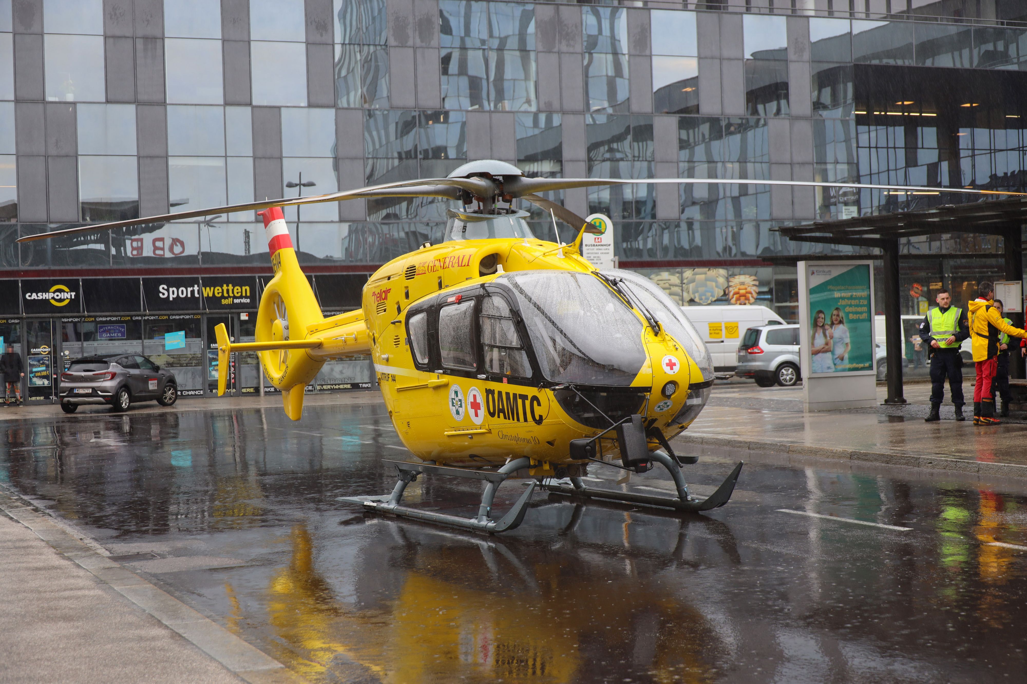 In Wels musste der Rettungshelikopter landen.