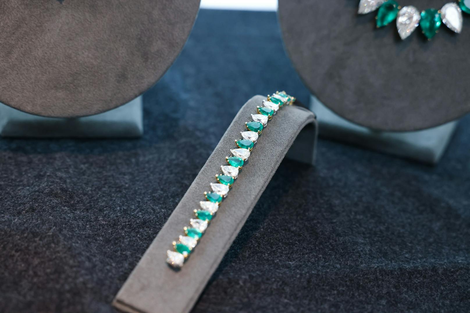 Ein etwas "günstigeres" Stück: Bulgari Smaragd- und Diamantarmand mit 18 Karat. Der Schätzwert liegt zwischen 40.000 Euro und 70.000 Euro.