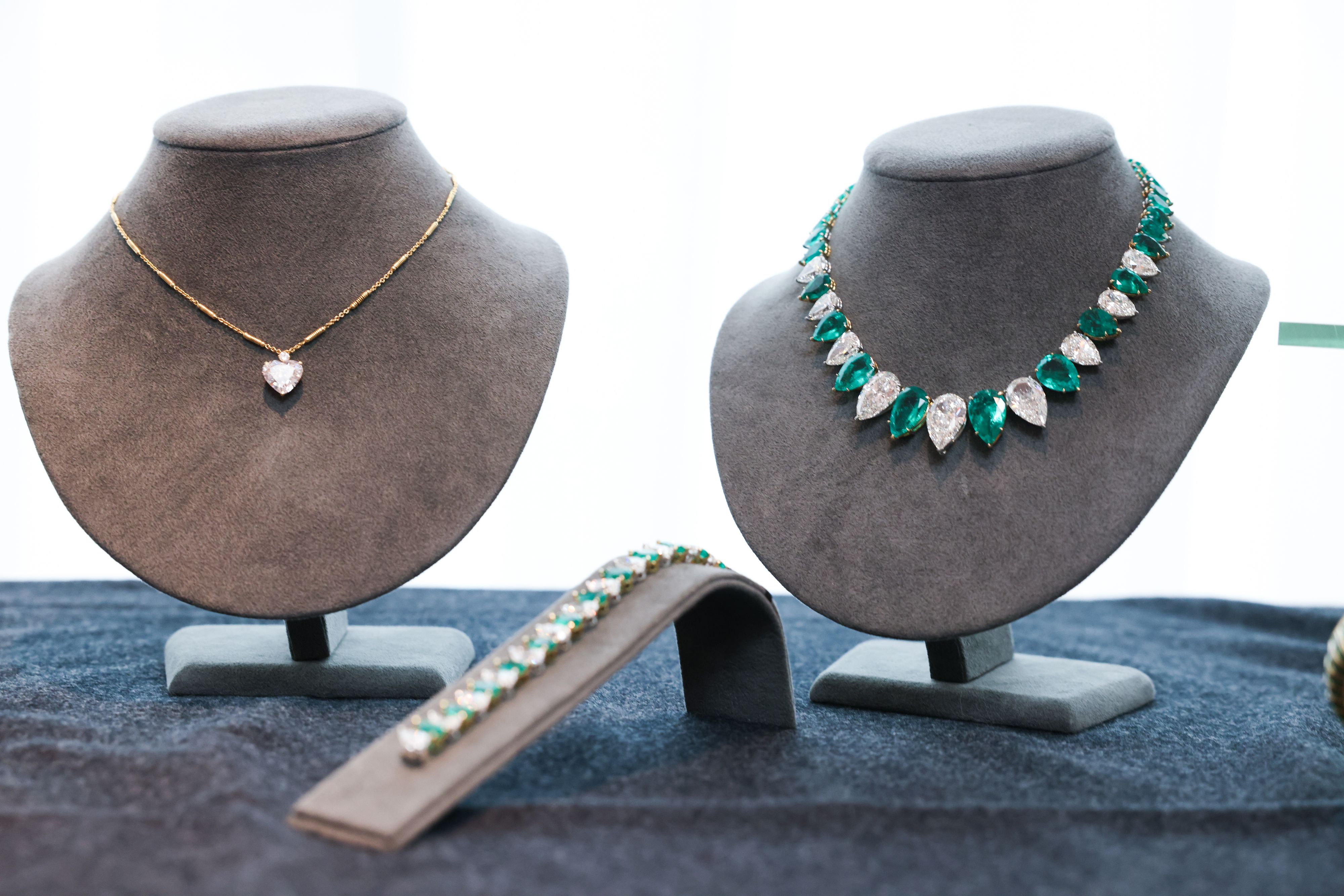 Auf den Juwelen lasten Profite aus der Nazi-Zeit.