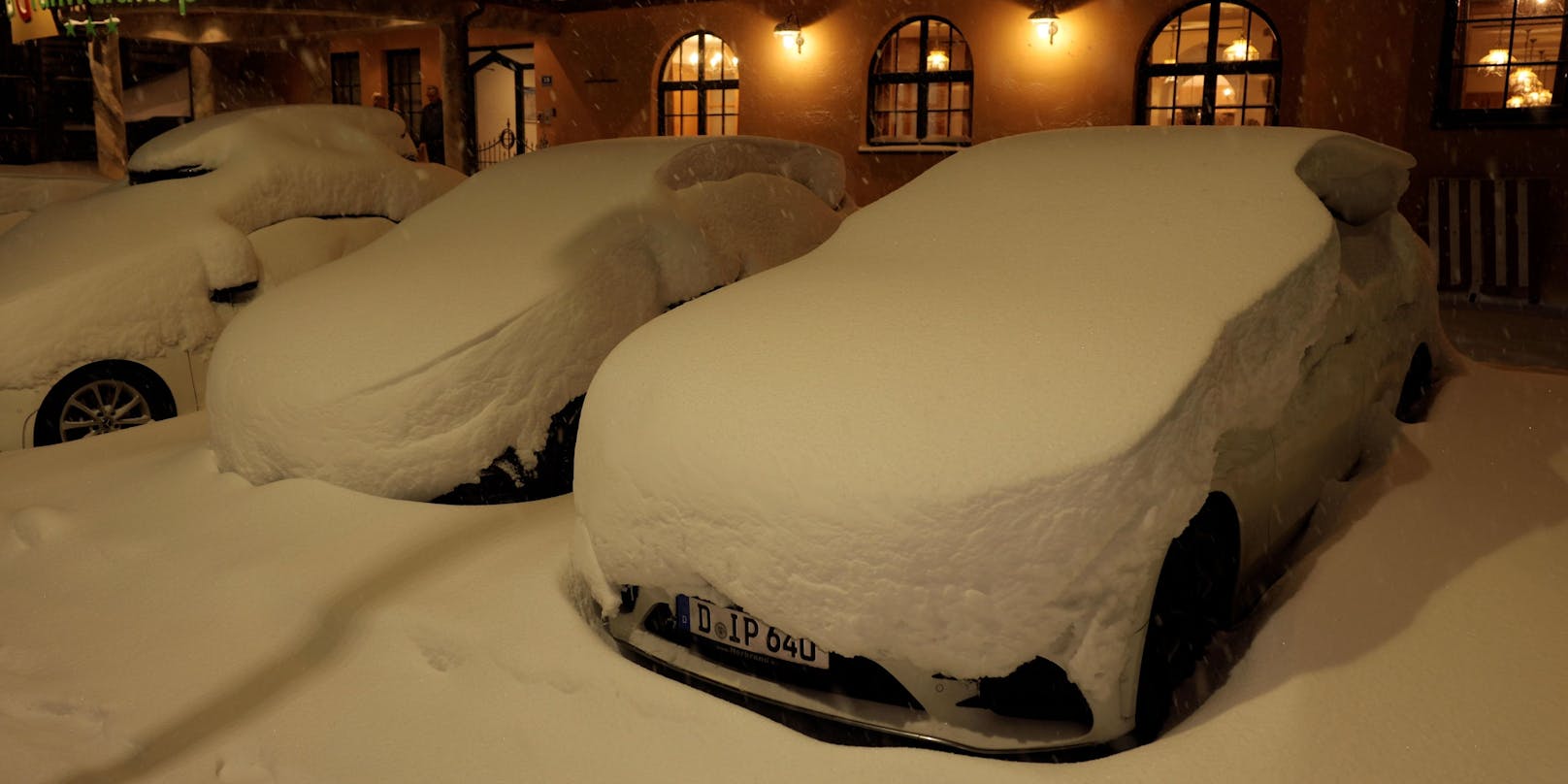Autos der Urlauber wurden unter den Schnee-Massen begraben.