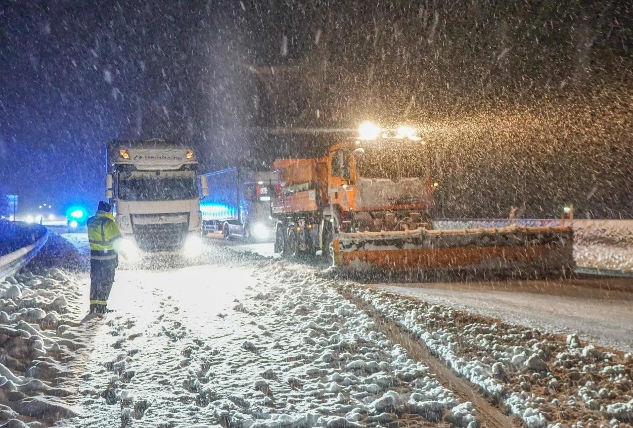 Wintereinbruch auf der A2 im Wechsel-Gebiet.