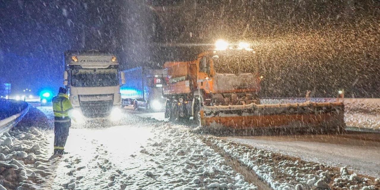 Wintereinbruch auf der A2 im Wechsel-Gebiet.