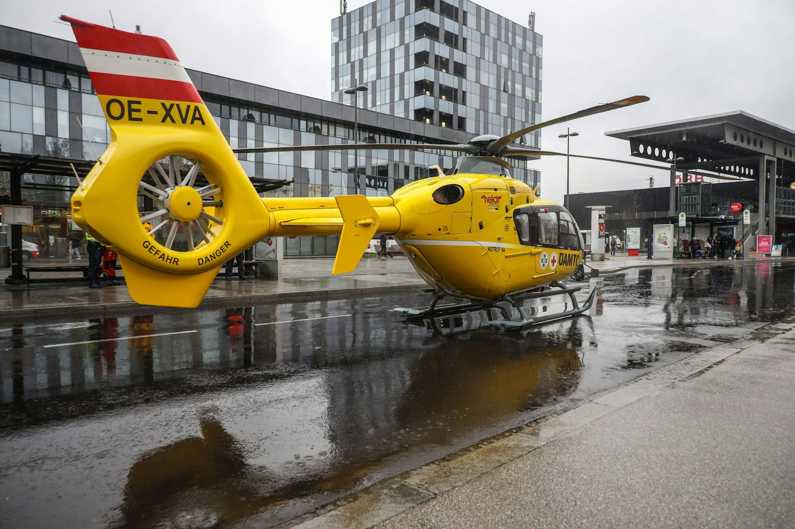 In Wels musste der Rettungshelikopter landen.