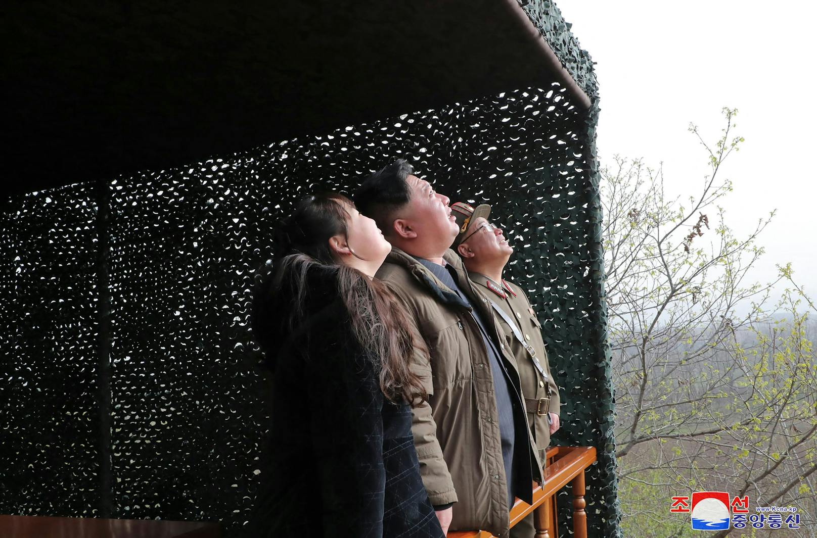 Kim Jong-un (Mitte) wurde zum jüngsten Raketentest von seiner Tochter Kim Ju-ae begleitet.