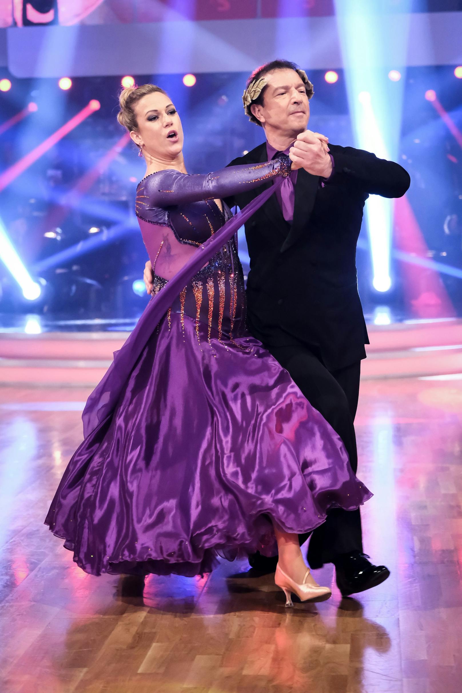 Alexander Pointner und Manuela Stöckl tanzen einen Tango zu „Viva La Vida“.