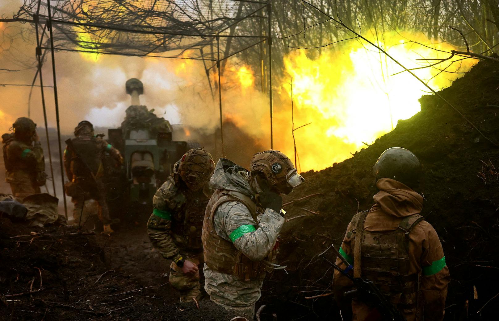 Die Kämpfe um Bachmut spitzen sich weiter zu. Erstmals ziehen sich ukrainische Truppen aus Stellungen zurück. 