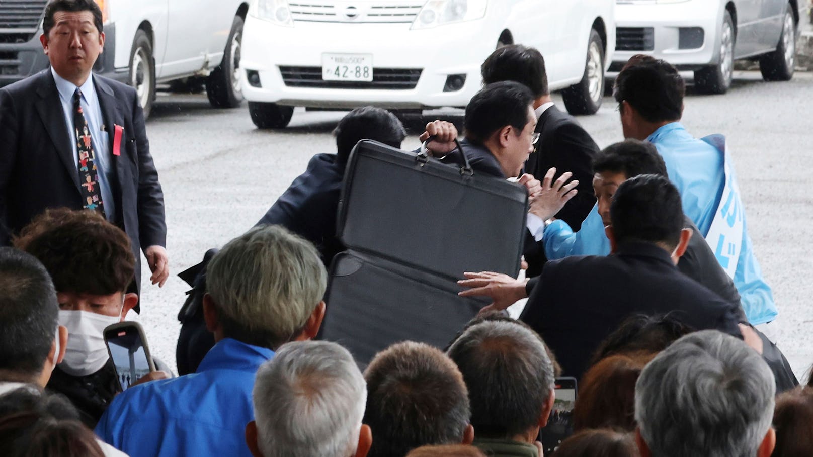 Japans Ministerpräsident <strong>Fumio Kishida</strong> wurde bei der mutmaßlichen Rauchbomben-Explosion nicht verletzt.