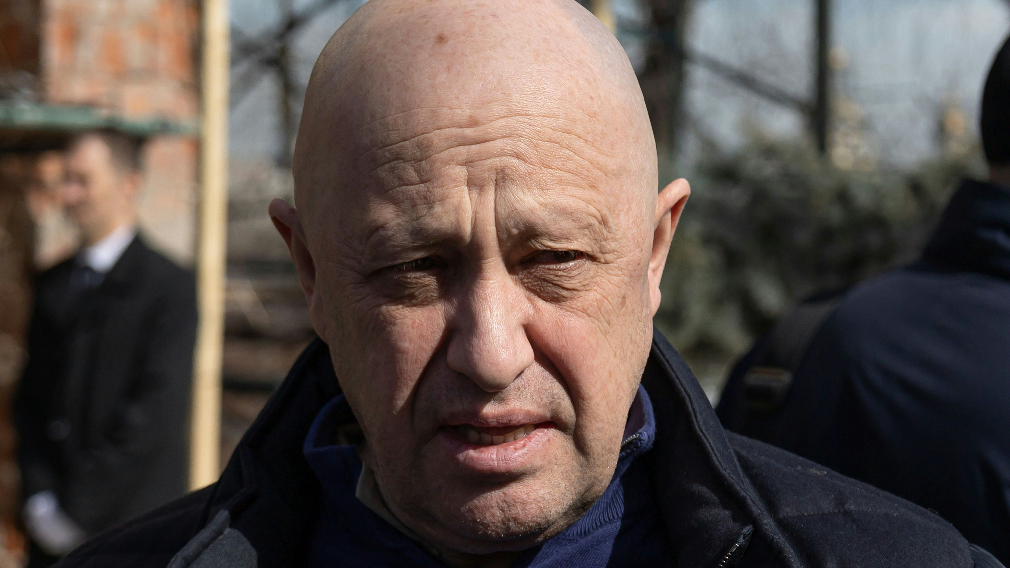 Download von www.picturedesk.com am 15.04.2023 (15:24).  Yevgeny Prigozhin, the owner of the Wagner Group military company, arrives to pay the last respects to slain Russian military blogger Vladlen Tatarsky, during a funeral ceremony at the Troyekurovskoye cemetery in Moscow, Russia, Saturday, April 8, 2023. Tatarsky, known by his pen name of Maxim Fomin, was killed on Sunday, April 2, as he led a discussion at a riverside cafe in the historic heart of St. Petersburg, Russia's second-largest city. (AP Photo) - 20230408_PD3160 - Rechteinfo: Rights Managed (RM)