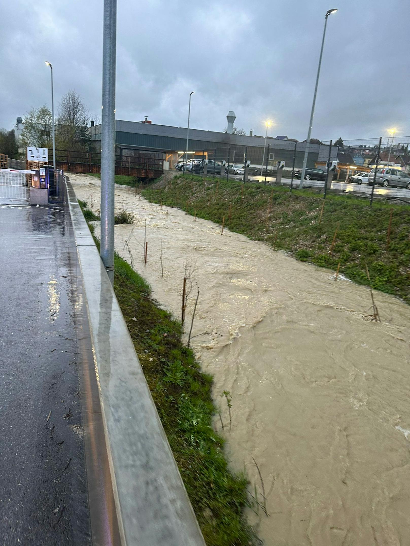 Mehrere kleine Flüsse traten bereits über die Ufer oder stehen kurz davor.