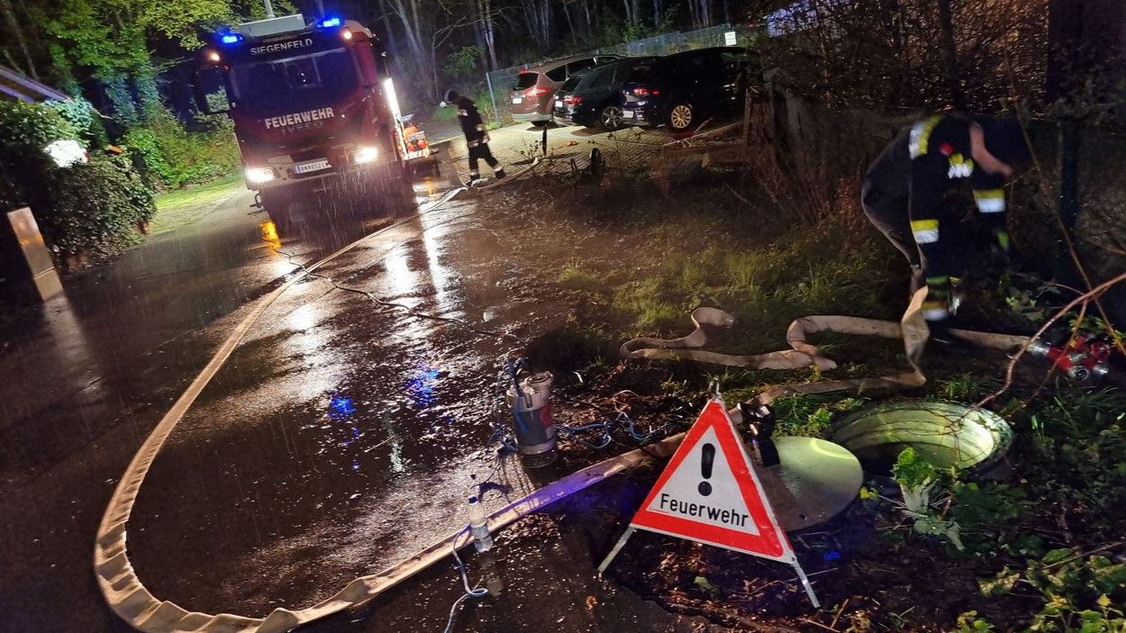 Starke Regenfälle und lokale Überflutungen führten in Österreich zu zahlreichen Feuerwehreinsätzen. 