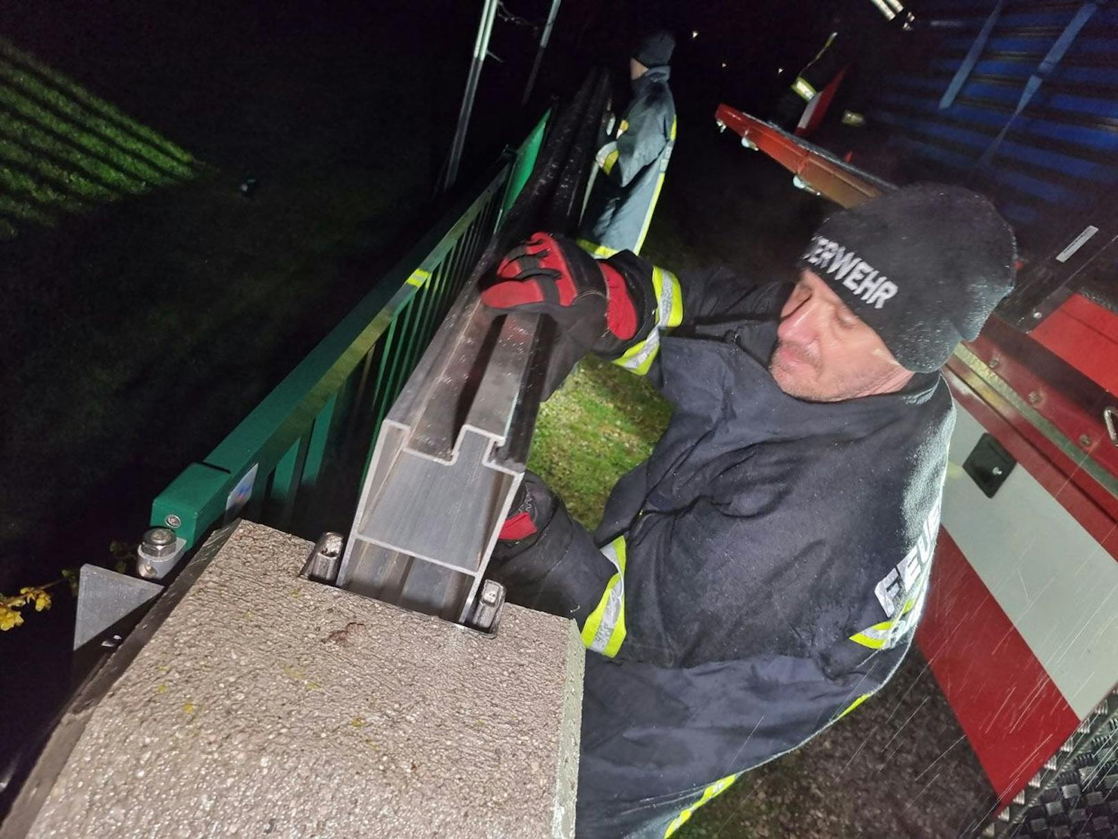 Die Feuerwehr Tribuswinkel errichtet Hochwassersperren.