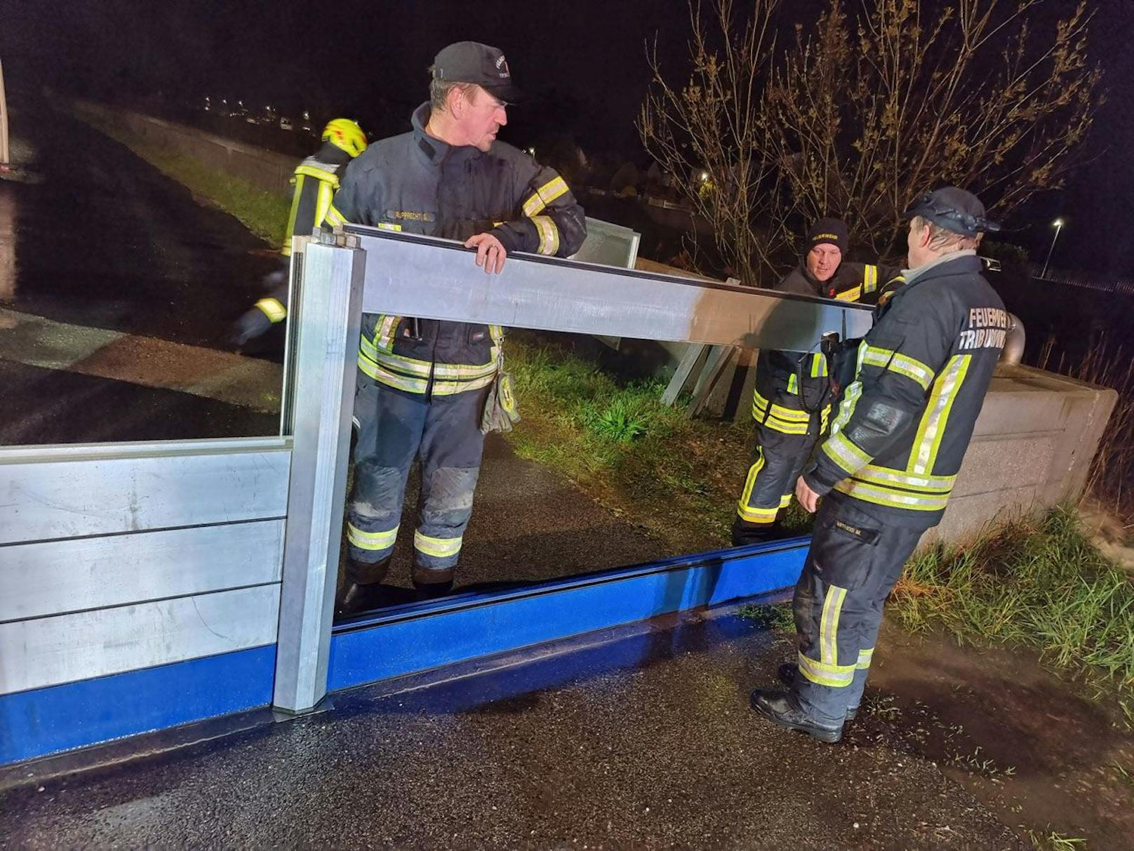 Die Feuerwehr Tribuswinkel steht seit den Nachtstunden im Einsatz.