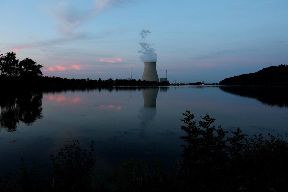 Was passiert nach der Abschaltung mit den AKW? (Im Bild: Das AKW Isar 2 beim Fluss Isar bei Landshut, Bayern). 