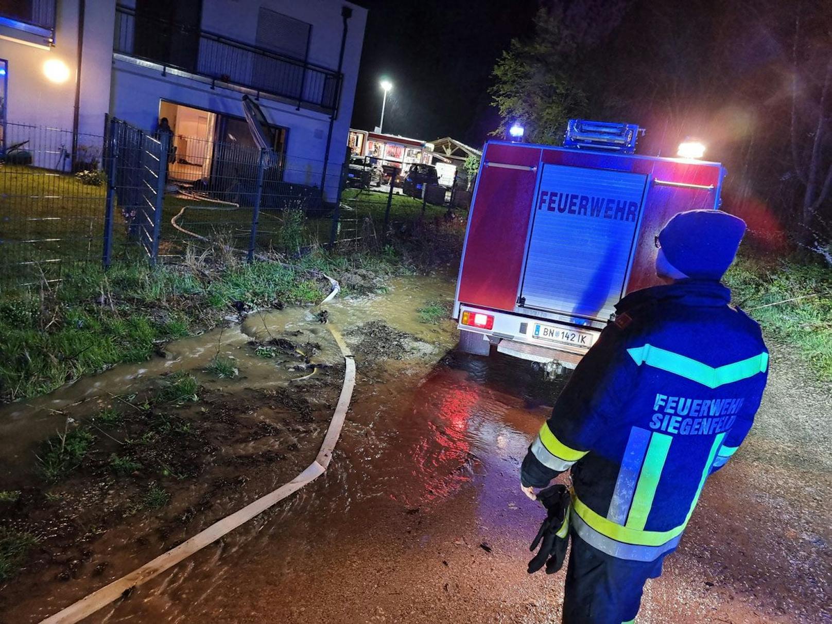 In Siegenfeld musste die Feuerwehr zu Auspumparbeiten ausrücken.