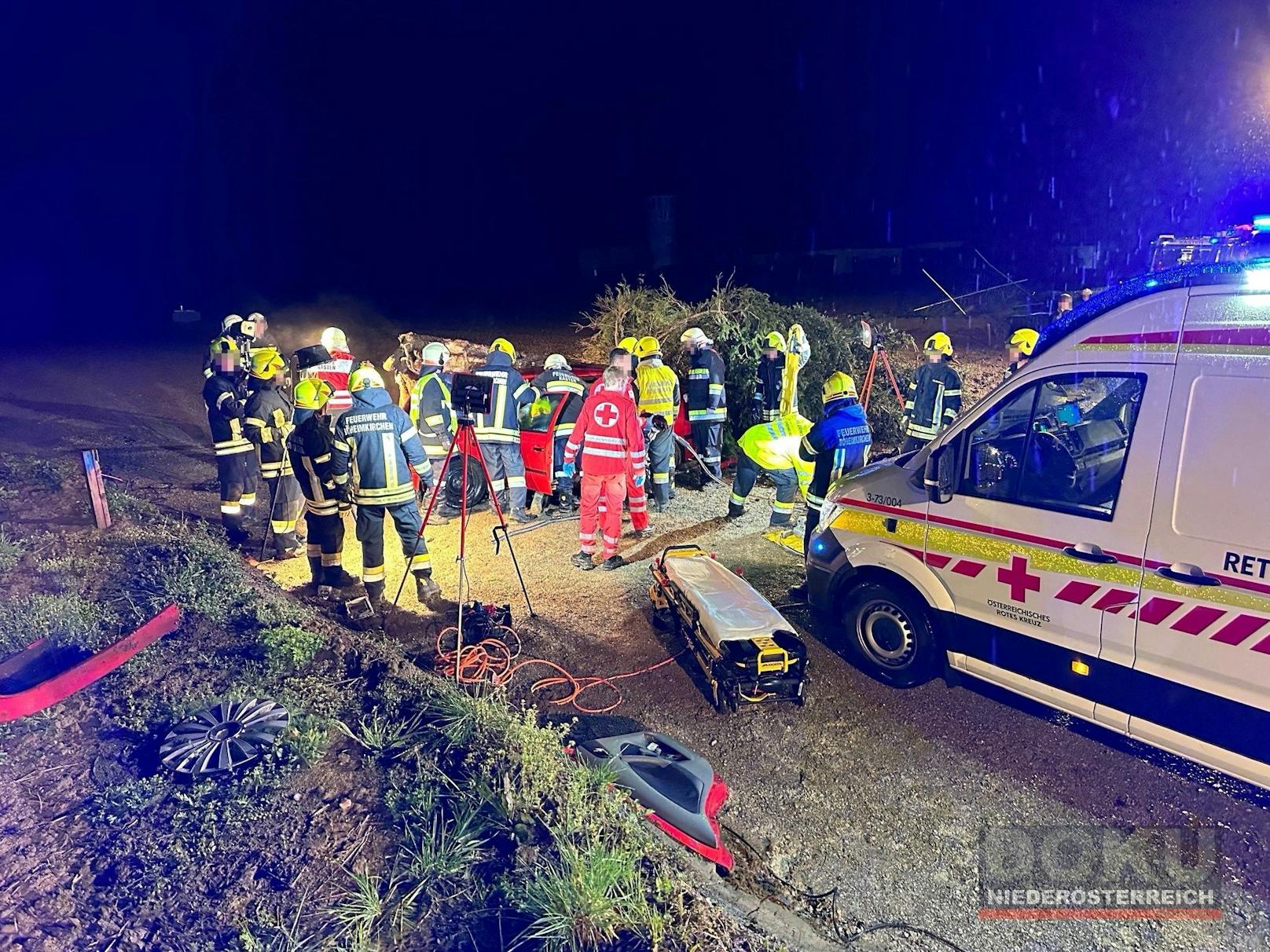 ...vor Ort mit der Rettung ins Spital gebracht werden.