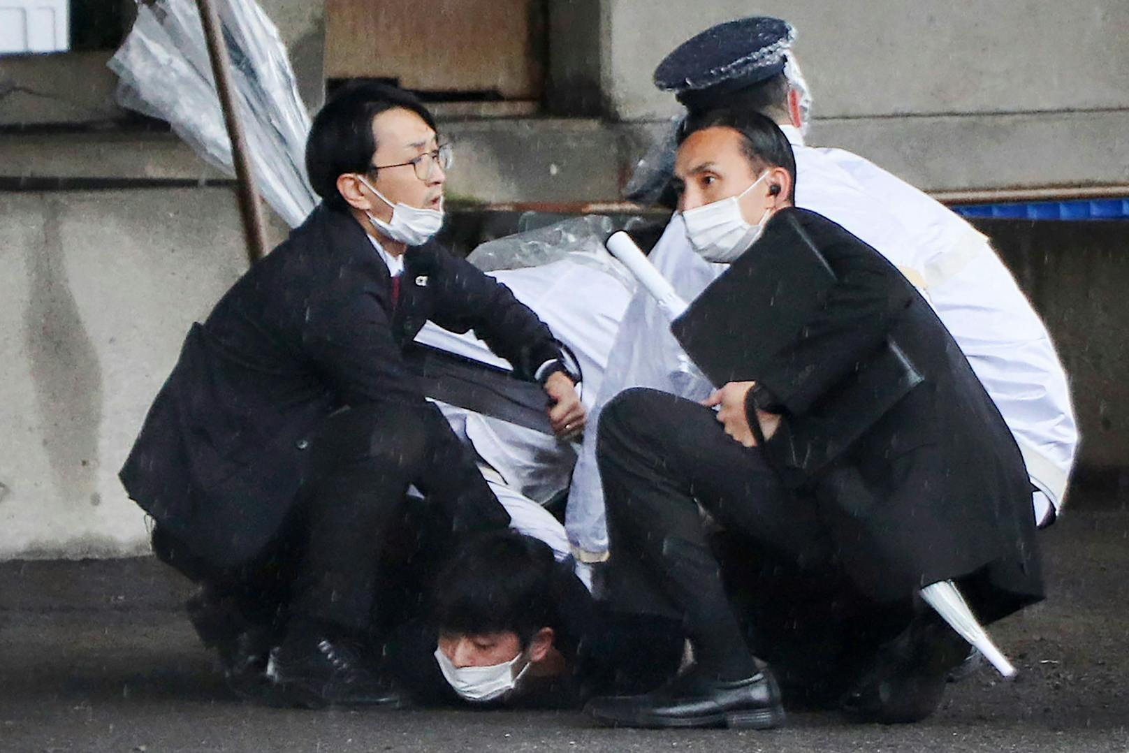 Der Fernsehsender NHK berichtete, eine Person sei festgenommen worden.&nbsp;