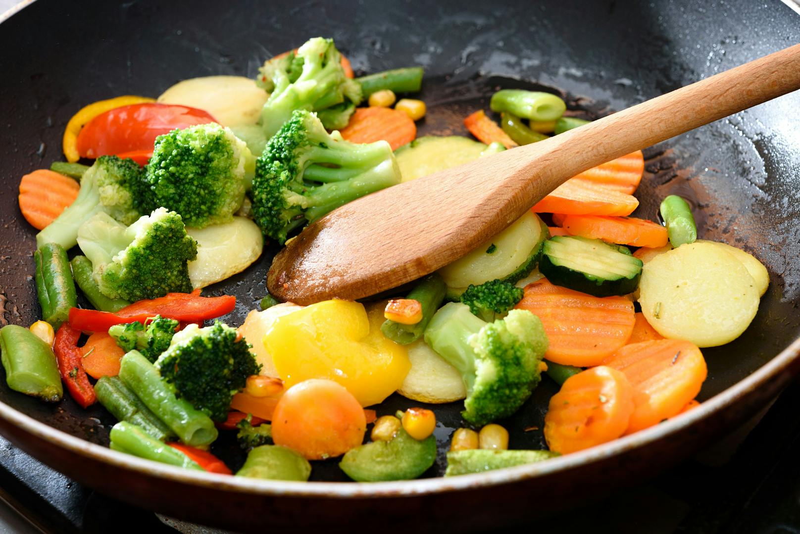 Manche Gemüsesorten sind im rohen Zustand besser für deinen Körper, während du bei anderen gekocht mehr profitierst.