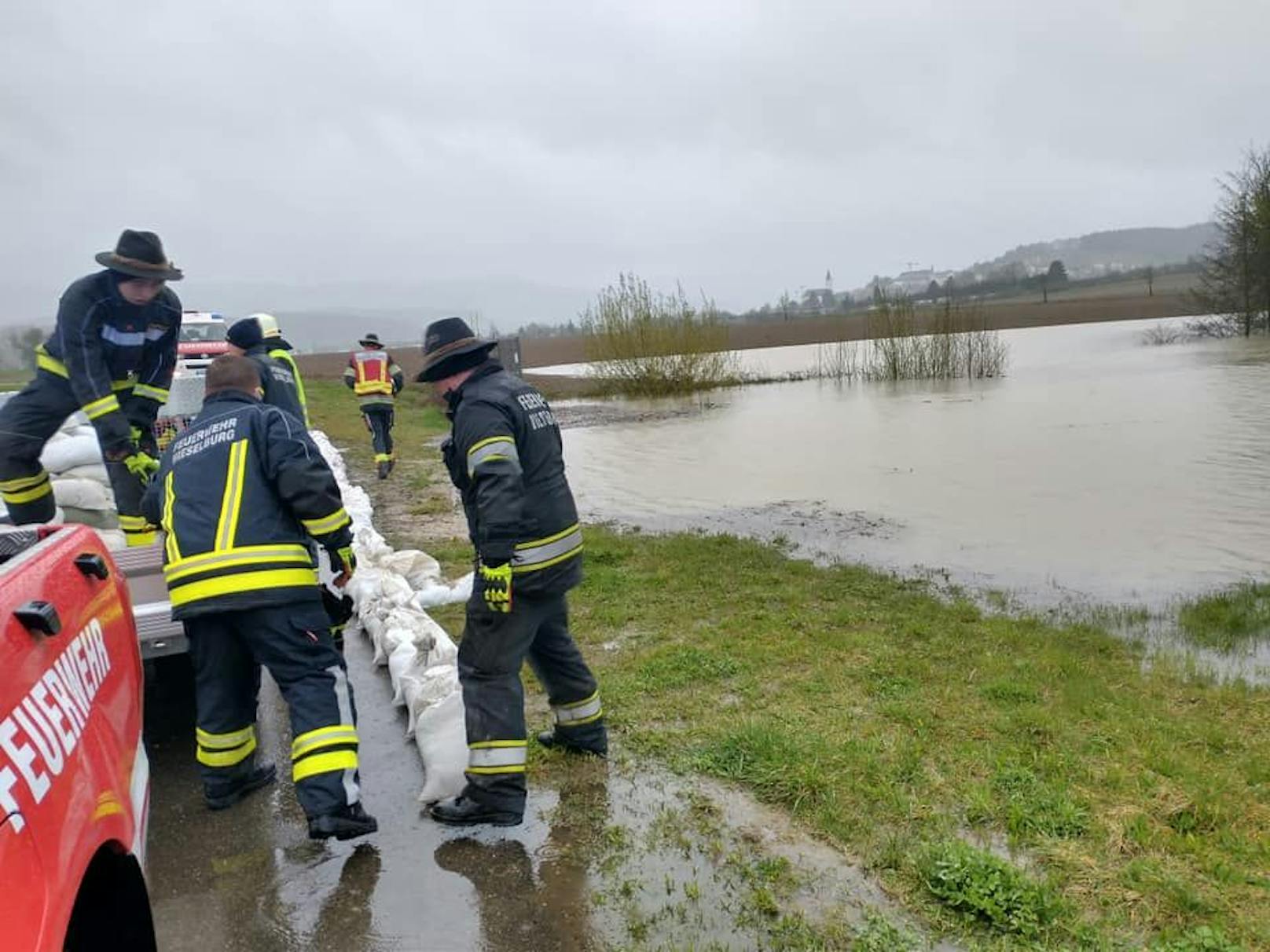 Nachdem in der eigenen Stadt alles vorbereitet war, fuhr man ins benachbarte Zarnsdorf, wo die Kleine Erlauf bereits über die Ufer tritt.