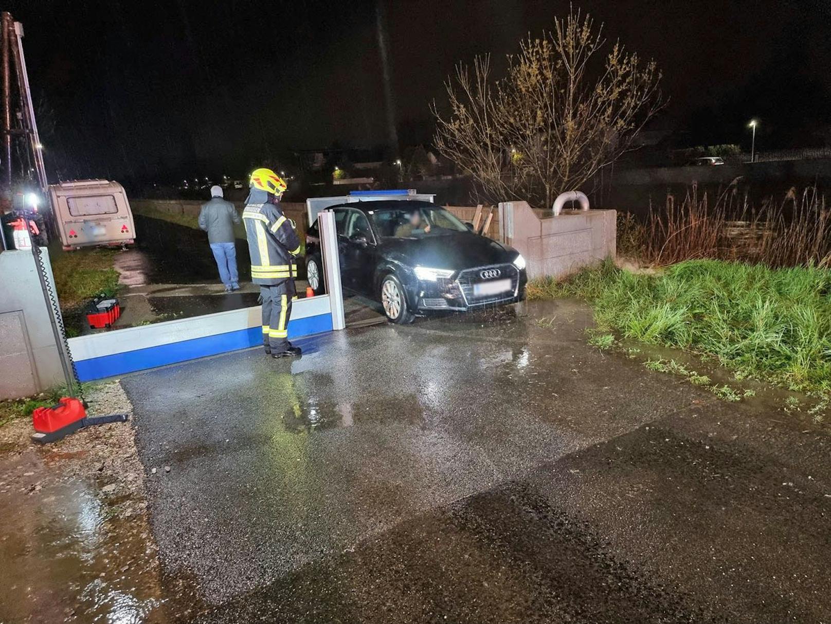 Der mobile Hochwasserschutz soll das Wasser abhalten.