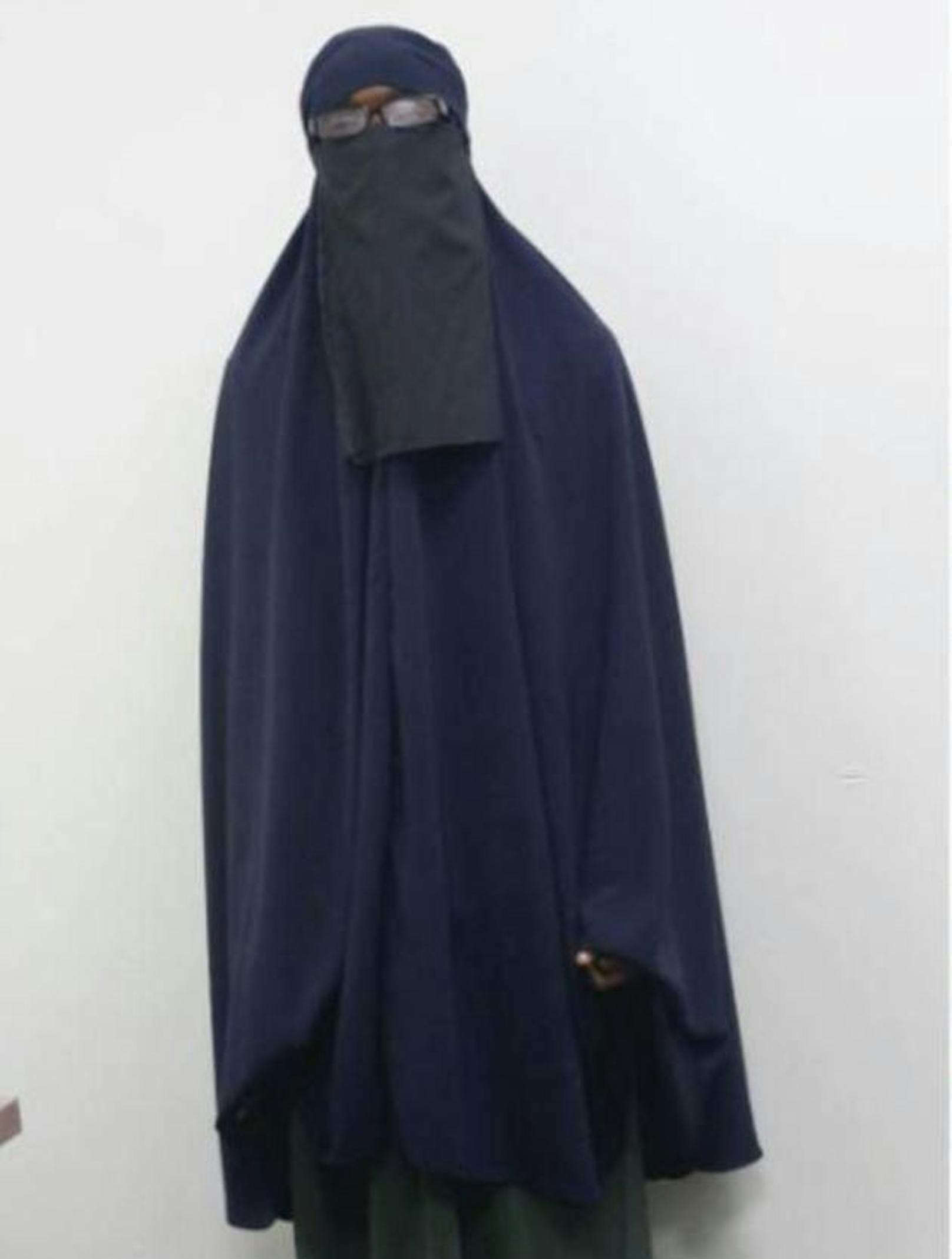 In Burka, die seinen Kopf und sein Gesicht fast vollständig verhüllte, schrieb er sich kurzerhand unter dem Namen Millicent Awuor als Frau ein.