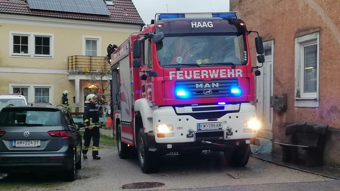 Am Samstagvormittag bestand die Hauptaufgabe der Helfer im Mostviertel demnach im Auspumpen von Gebäuden sowie in der Errichtung von Barrieren.