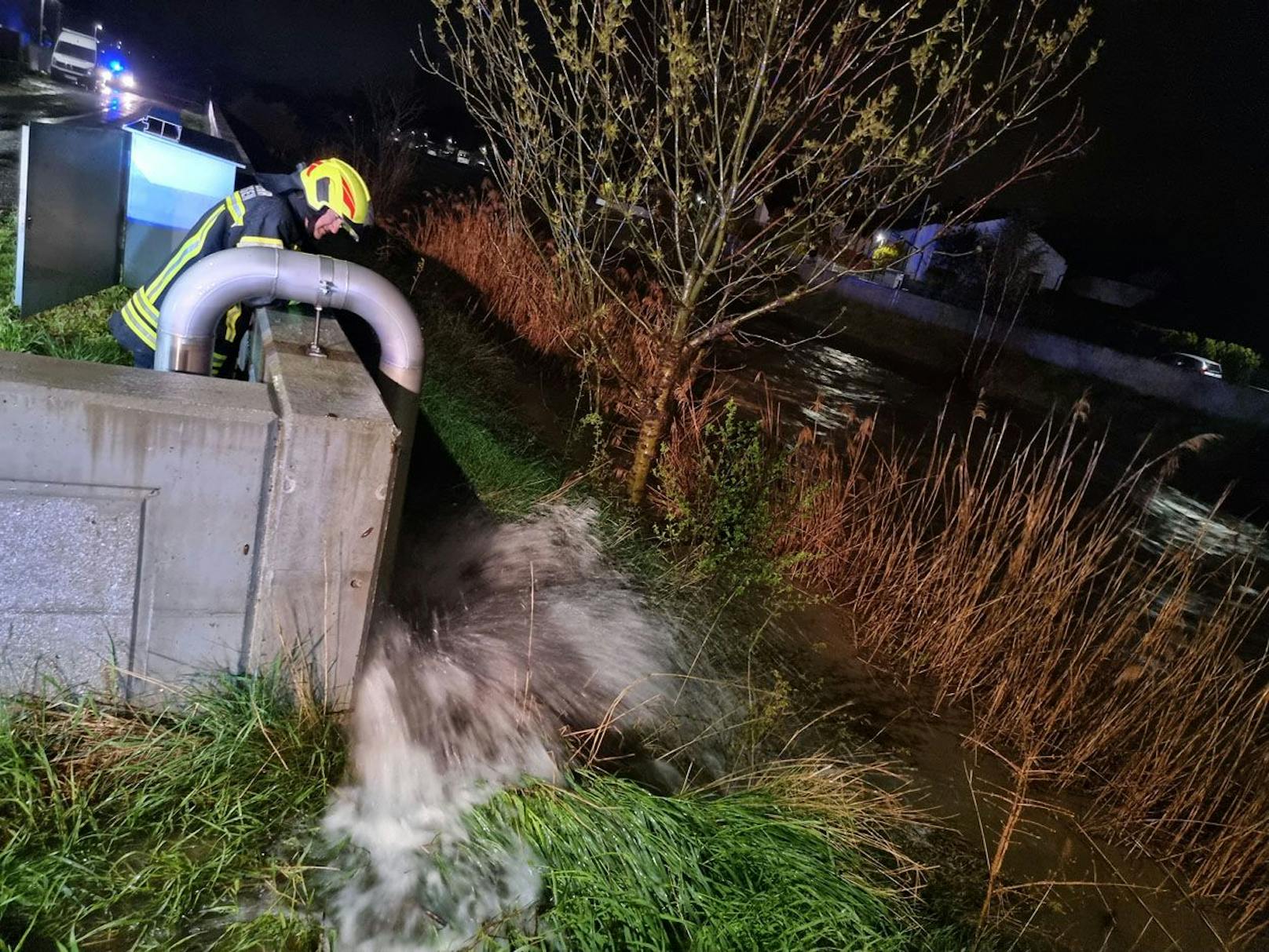 Die Schwechat wurde binnen weniger Stunden zu einem reißenden Fluss.