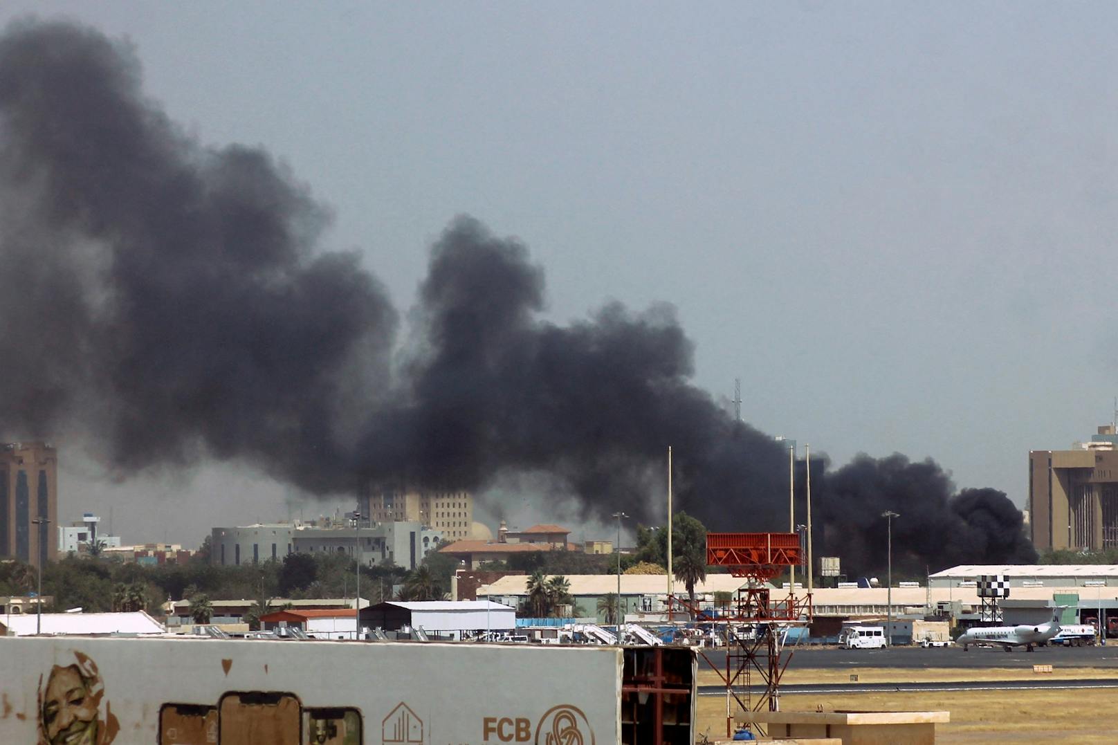 Schwarze Rauchsäulen verdunkeln Sudans Hauptstadt Khartum.