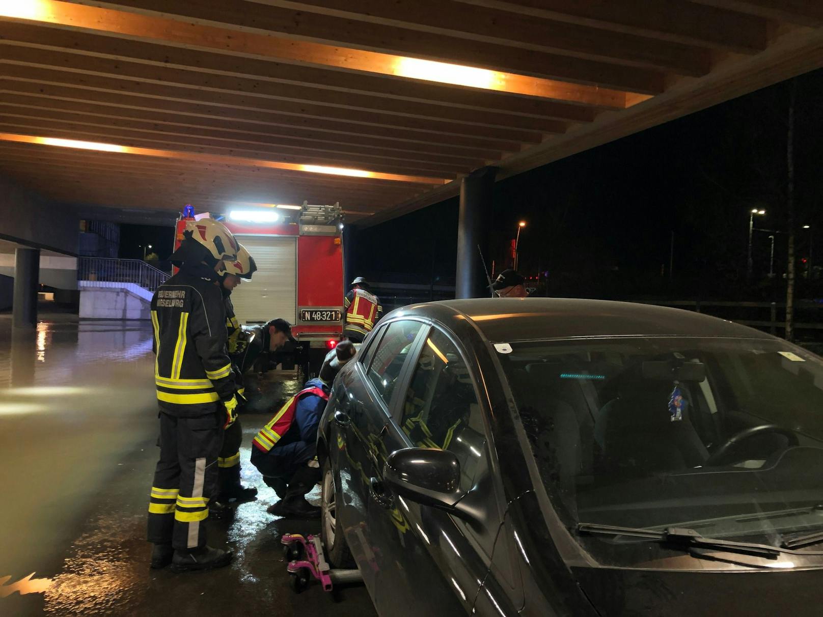 In Wieselburg (Scheibbs) wurden mehrere Autos aus dem Gefahrenbereich gebracht.&nbsp;