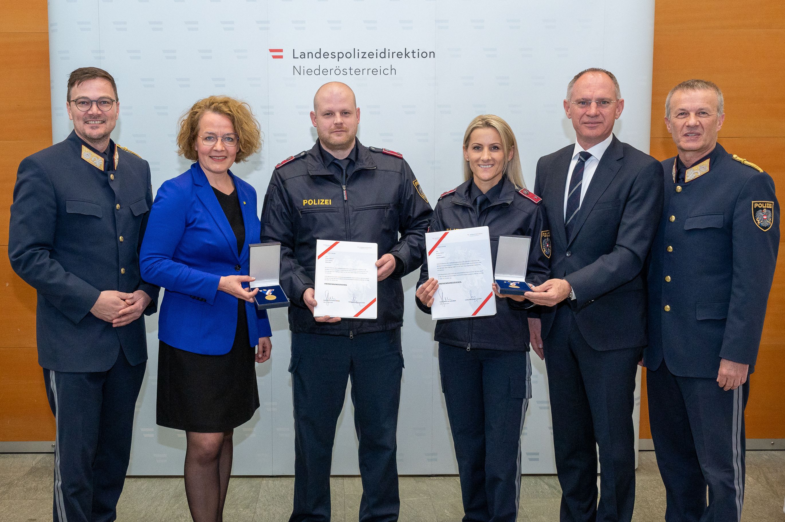 Revierinspektor Philipp Stipanitz und Inspektor Sedina Hodzic mit Minister Gerhard Karner (2. v. l.), Polizeichef Franz Popp (r.) und Christiane Teschl-Hofmeister 