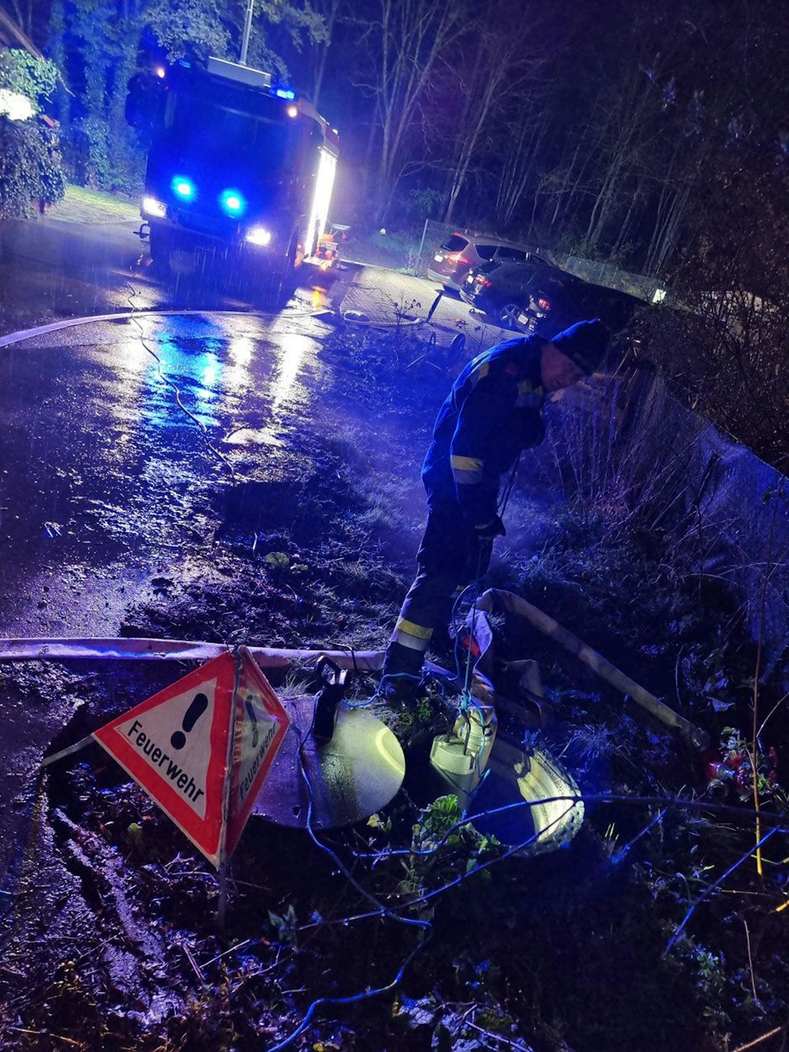 Die Feuerwehr stand im nächtlichen Einsatz.