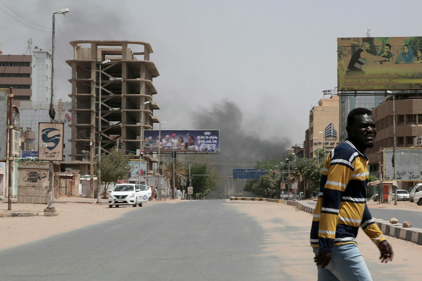 15. April 2023: Schwarze Rauchsäulen verdunkeln Sudans Hauptstadt Khartum als Kämpfe zwischen der Armee und der Miliz RSF eine neue Eskalationsstufe erreichen.