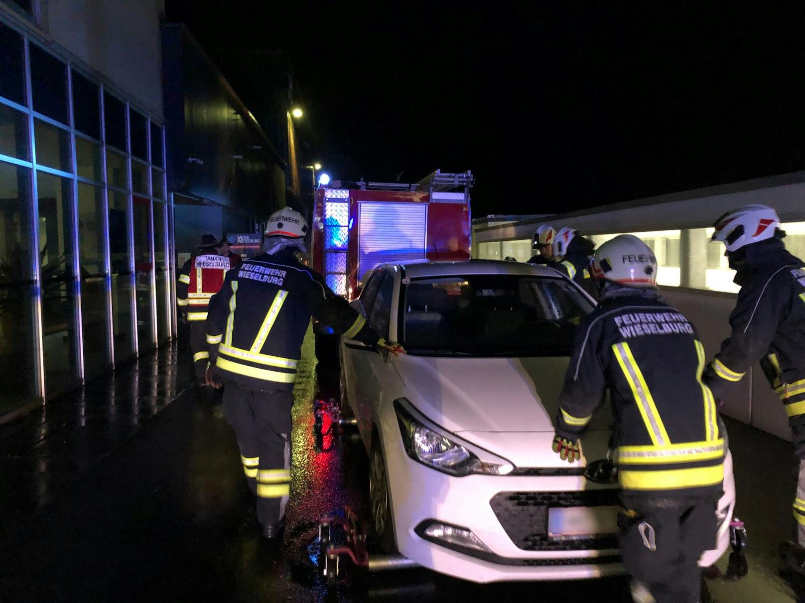 Die Feuerwehr brachte die Pkw in Sicherheit.