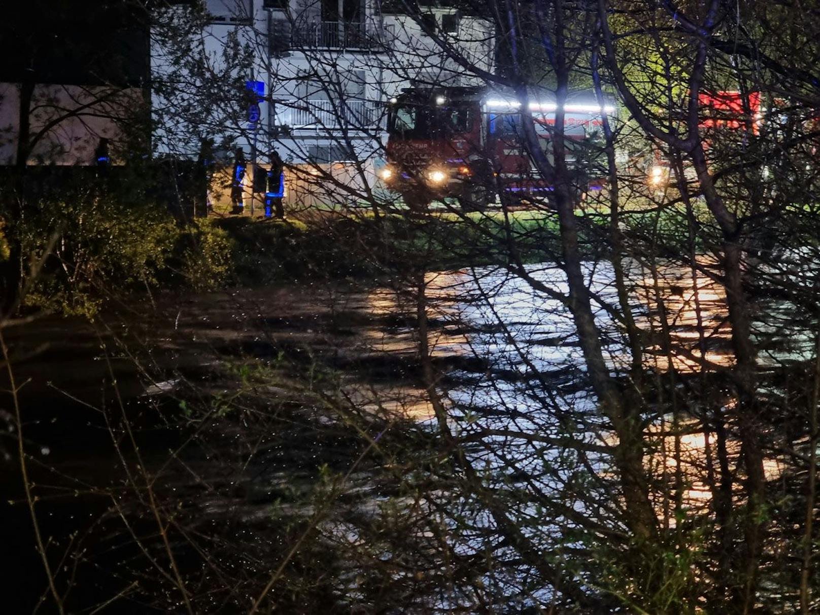 Die Feuerwehren im Bezirk Baden stehen im Dauereinsatz.