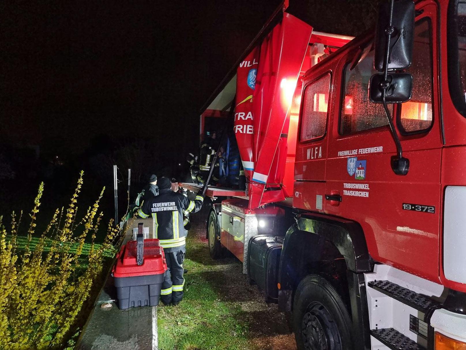 Die Feuerwehr Tribuswinkel errichtet Hochwassersperren.