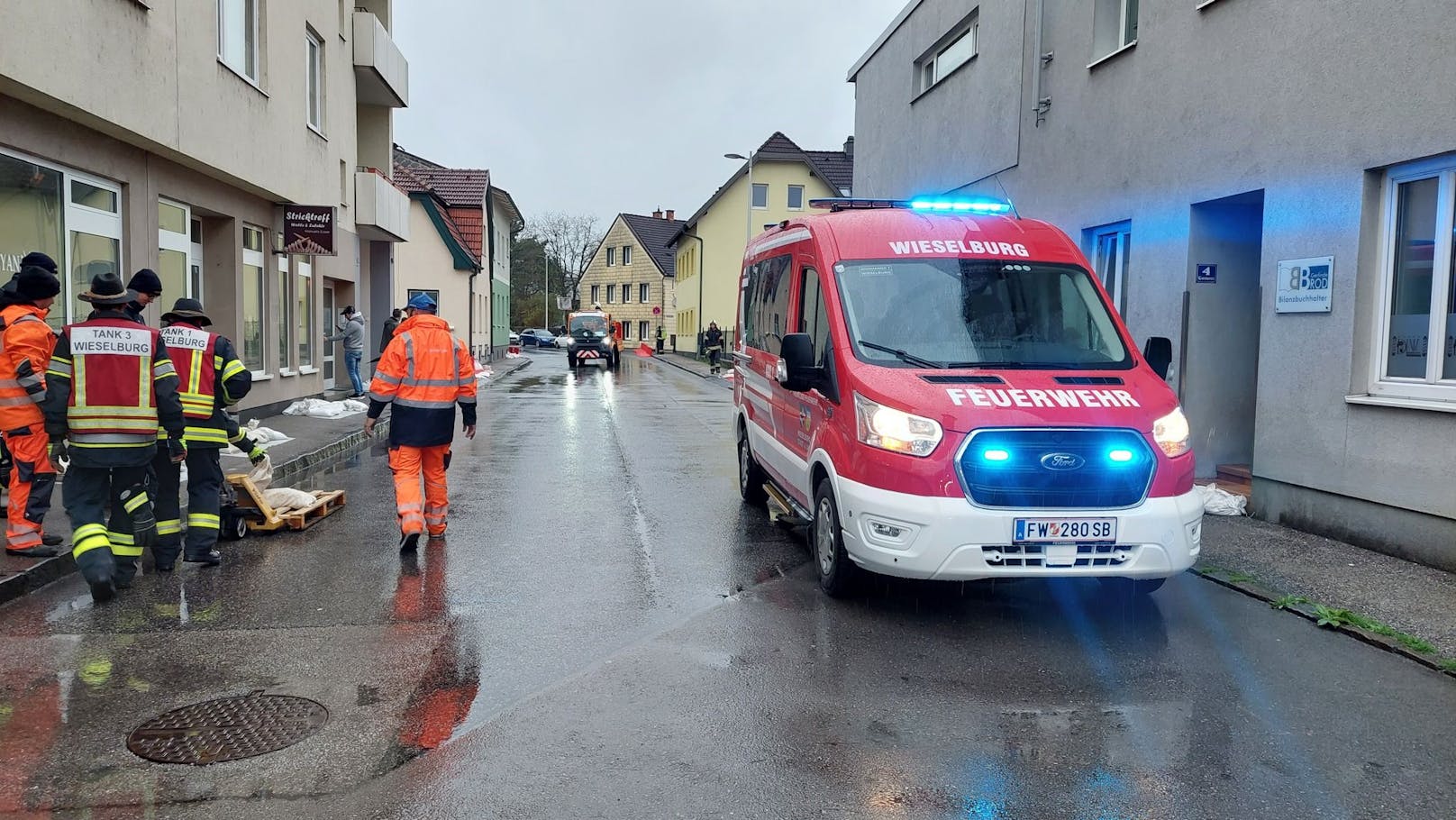 Die Feuerwehr steht in Wieselburg seit Freitag im Dauereinsatz.