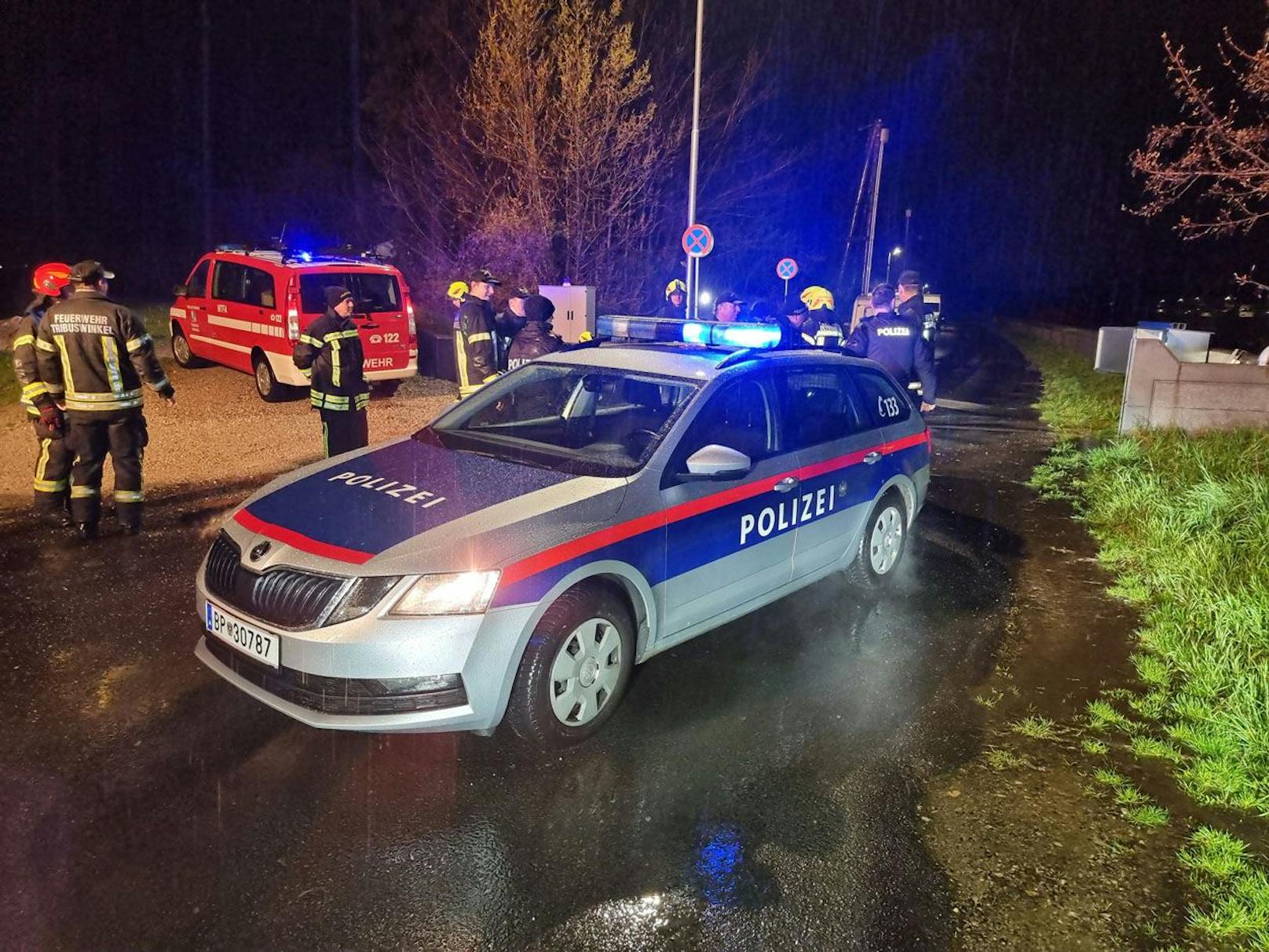 Die Feuerwehr Tribuswinkel steht seit den Nachtstunden im Einsatz.