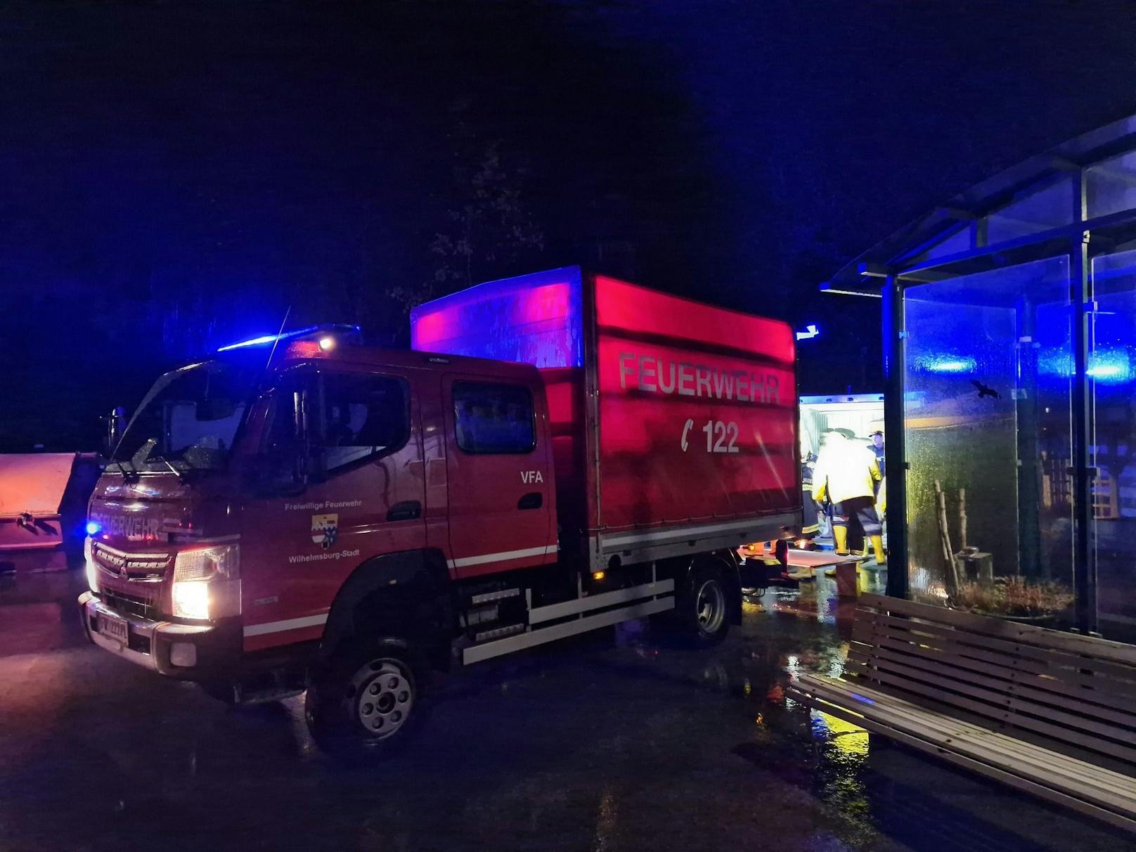 Mobile Hochwasser-Sperren werden eingerichtet, Sandsäcke befüllt.