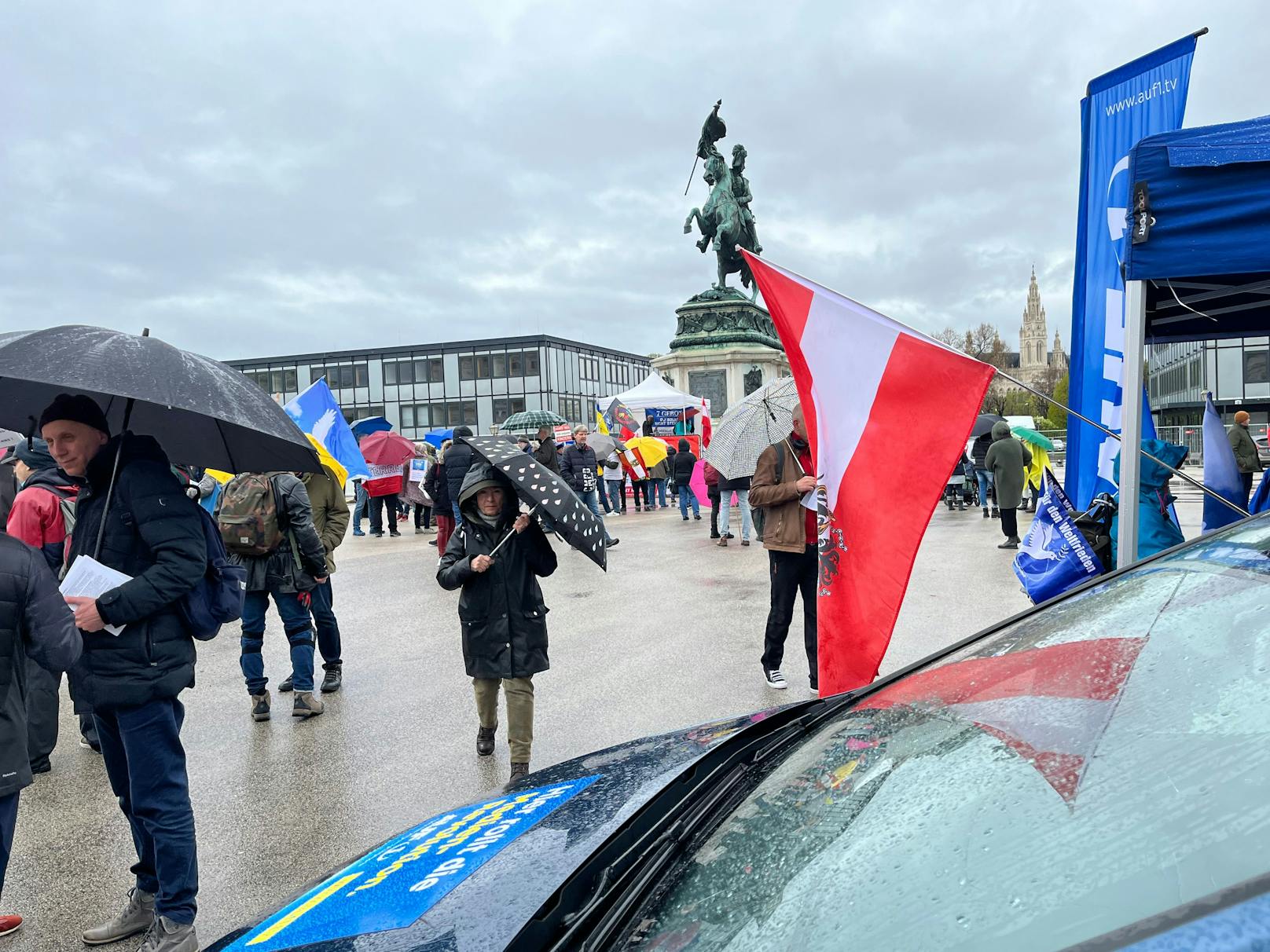 Bis kurz vor dem Abmarsch am Wiener Heldenplatz blieb dieser bis auf einige Veranstalter und Fans komplett leer.