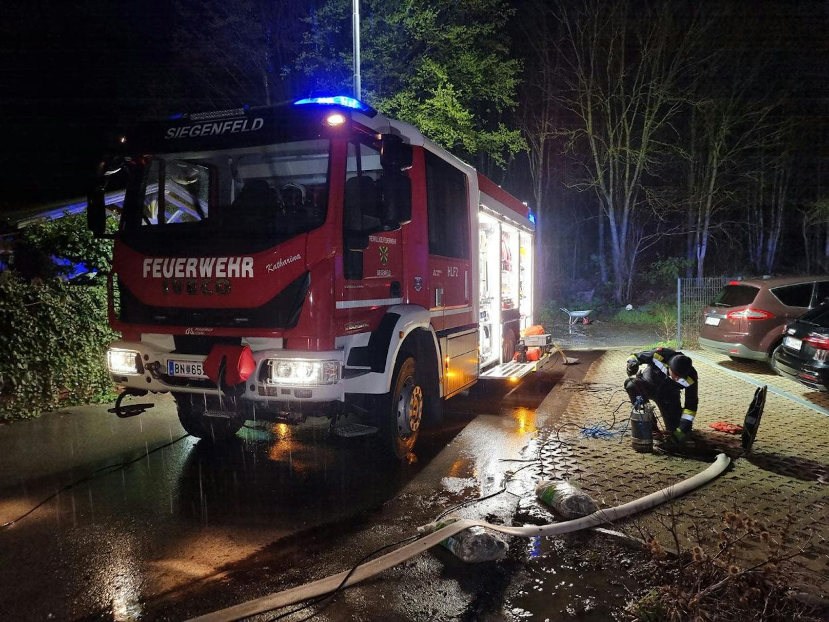 Mehrere Feuerwehren waren in der Nacht zudem mit Kontrollfahrten beschäftigt ...